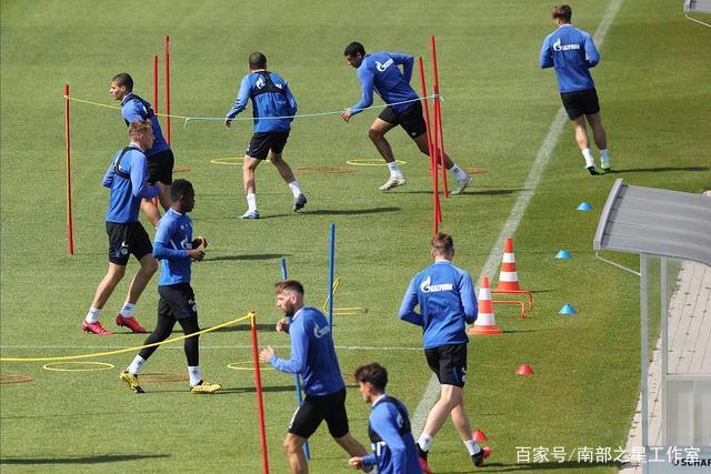两名球员因伤缺席玫瑰德比，随队未赴客场